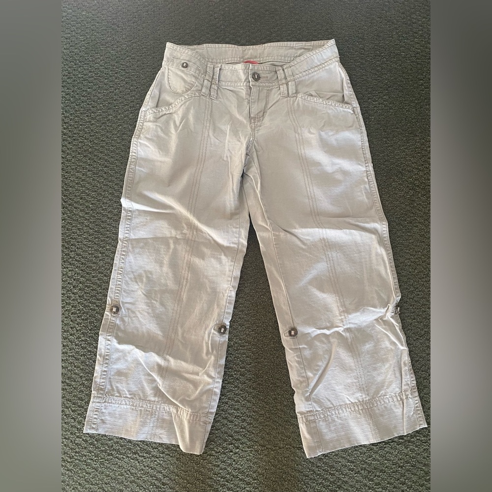 North face beige Cargo shorts capris size 4 roll up bottom shorts